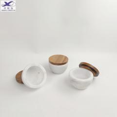 Pot de sel en marbre de cuisine du fabricant avec couvercle en bois
