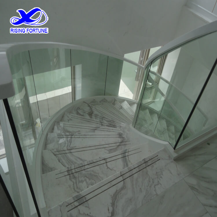 escaliers en marbre blanc