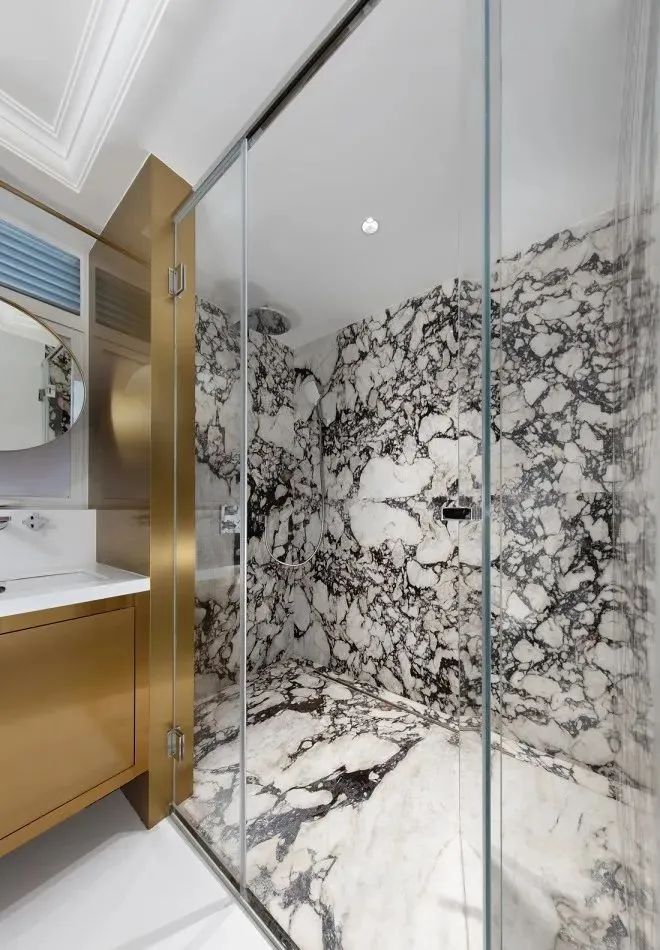 salle de douche en marbre