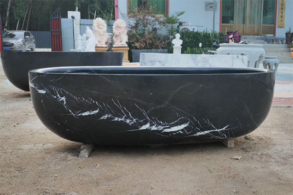 baignoire en marbre noir