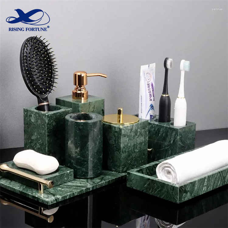 salle de bain en marbre vert définit le luxe