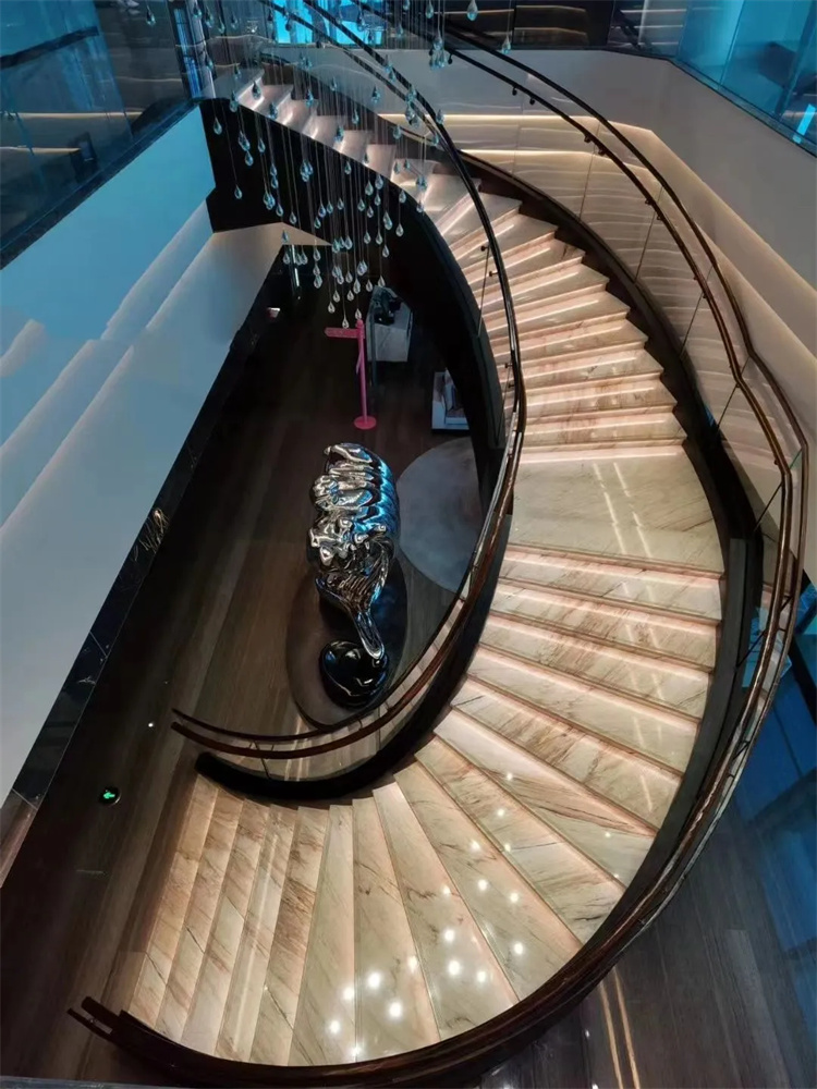 escalier intérieur en marbre blanc