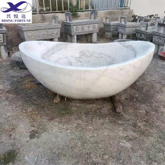 salle de bain de style européen baignoire en pierre de marbre blanc
