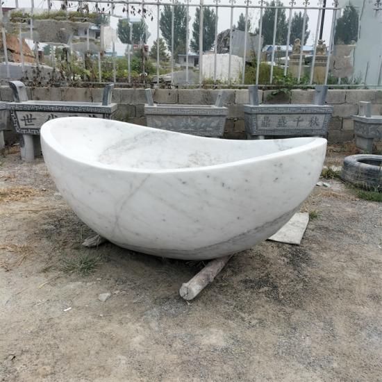 salle de bain de style européen baignoire en pierre de marbre blanc
