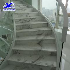 escaliers en marbre blanc
