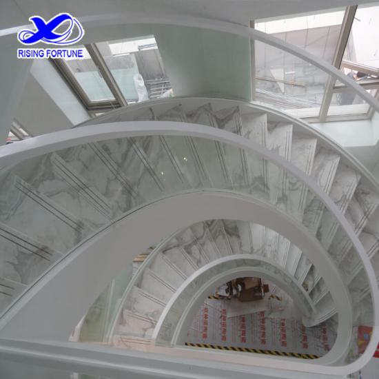 escalier en marbre blanc volakas
