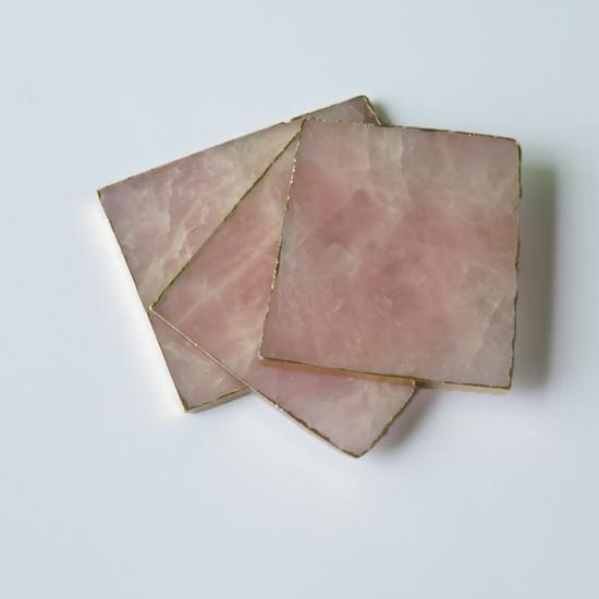 sous-verres carrés en quartz rose avec bord doré
