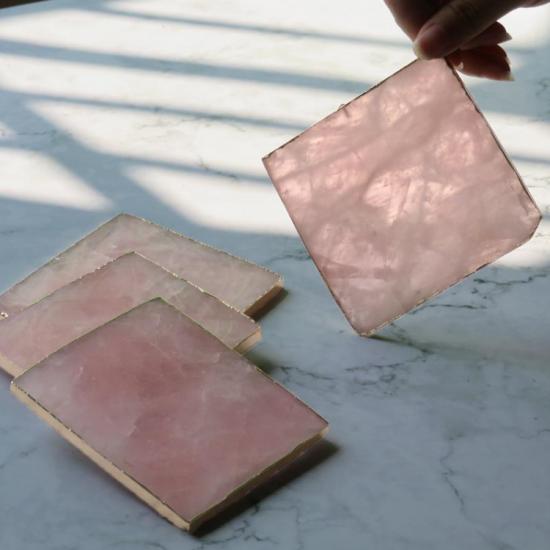 sous-verres carrés en quartz rose avec bord doré

