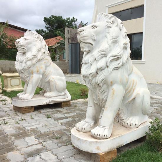 Grand décor de porte d'entrée Statue de lion debout en marbre blanc
