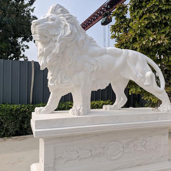 Grand décor de porte d'entrée Statue de lion debout en marbre blanc
