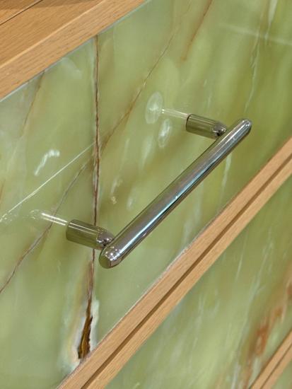 RF Commode de luxe en bois massif avec panneaux en onyx vert naturel, meuble de rangement design pour intérieur de villa