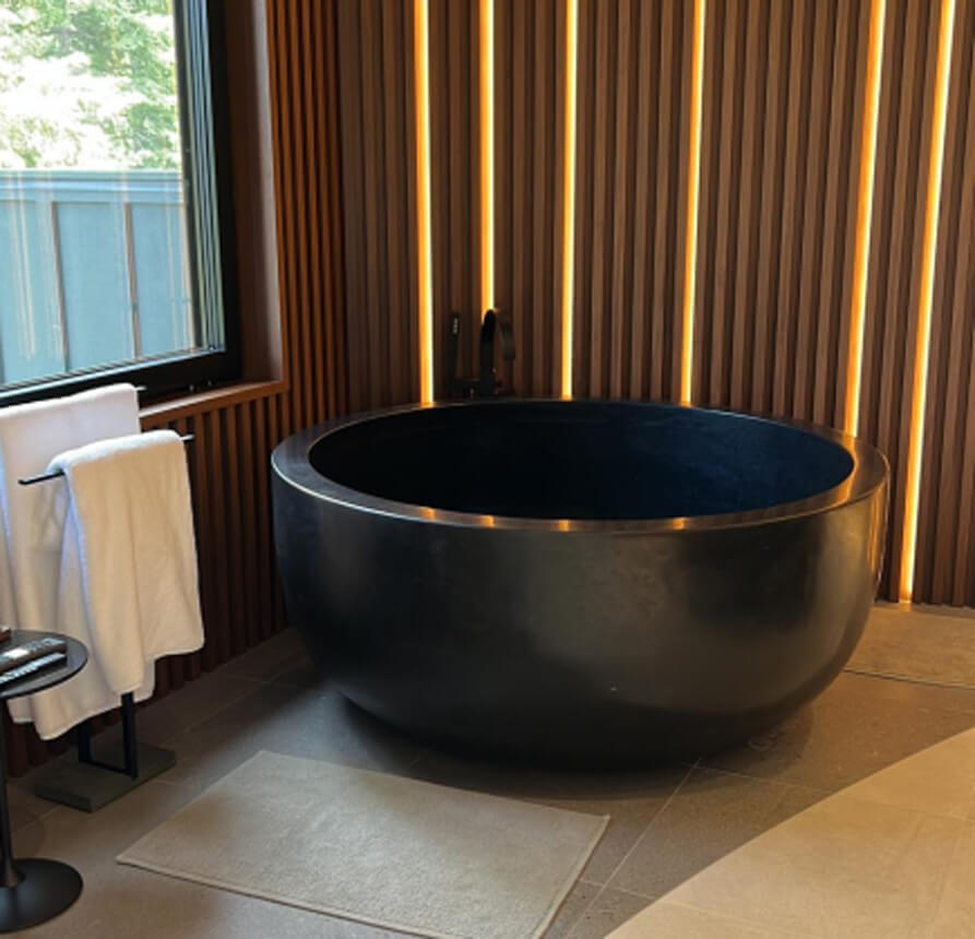 Photos partagées de Lana à propos de la baignoire ronde en granit noir
