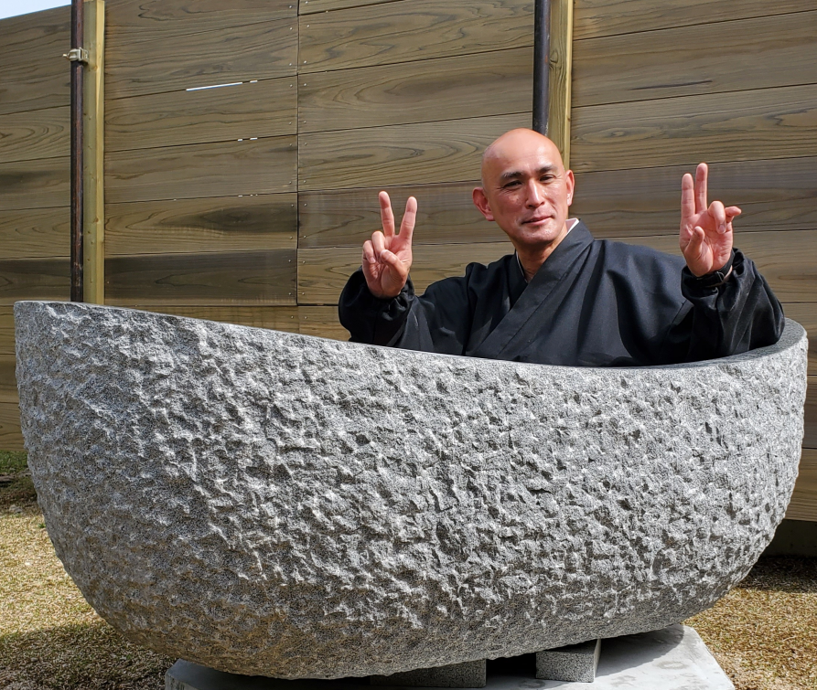 baignoire en pierre de granit partagée avec un client japonais
