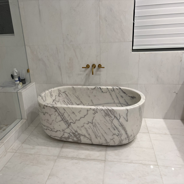 Comment intégrer une baignoire en marbre dans la salle de bain ?